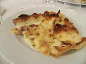 Nella foto: La focaccia al formaggio della Manuelina (Dall'album Flickr di Olivia&Martino)