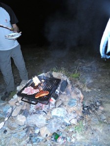 Il barbecue in pietra e la griglia sono l'ideale per una serata tra amici