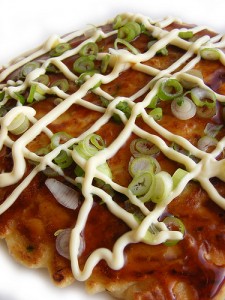 L'okonomiyaki già pronto da gustare