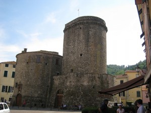 La piazza e il castello a Varese Ligure