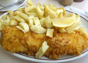 Un "fish&chips" britannico al tavolo: oltre al limone vengono servite le salse di accompagnamento