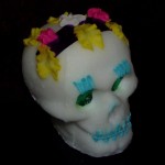 Un calavera messicano, scultura di zucchero colorato a forma di teschio realizzata in occasione del dia de los muertos