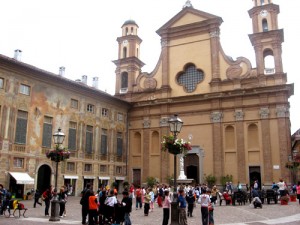 Novi Ligure, la piazza con la Collegiata