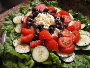 I gamberi in terracotta e l’insalata con la feta