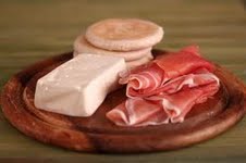 Morimondo: prosciutto di Parma, salame di Varzi e tigelle