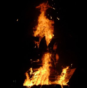 Il falò sulla spiaggia dell'edizione 2011