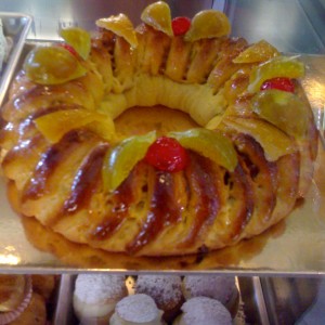 Un buccellato di pasticceria ricoperto di frutta candita (foto: Wikimedia Commons)